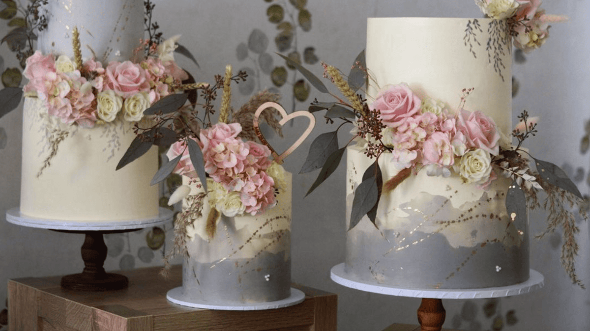 Neutral Cake Designs: How Restraint Can Build a Stronger Centrepiece