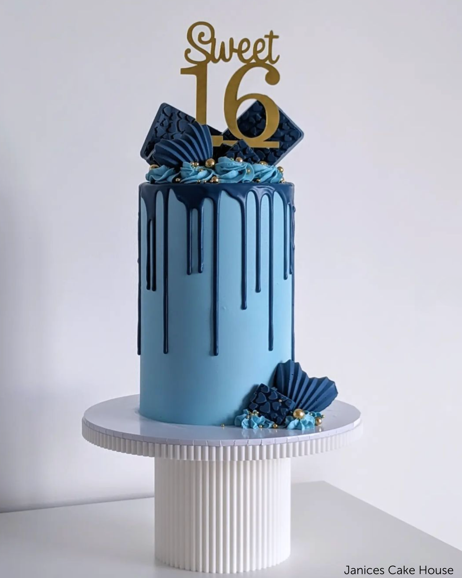 Round Reeded Cake Stand - Prop Options