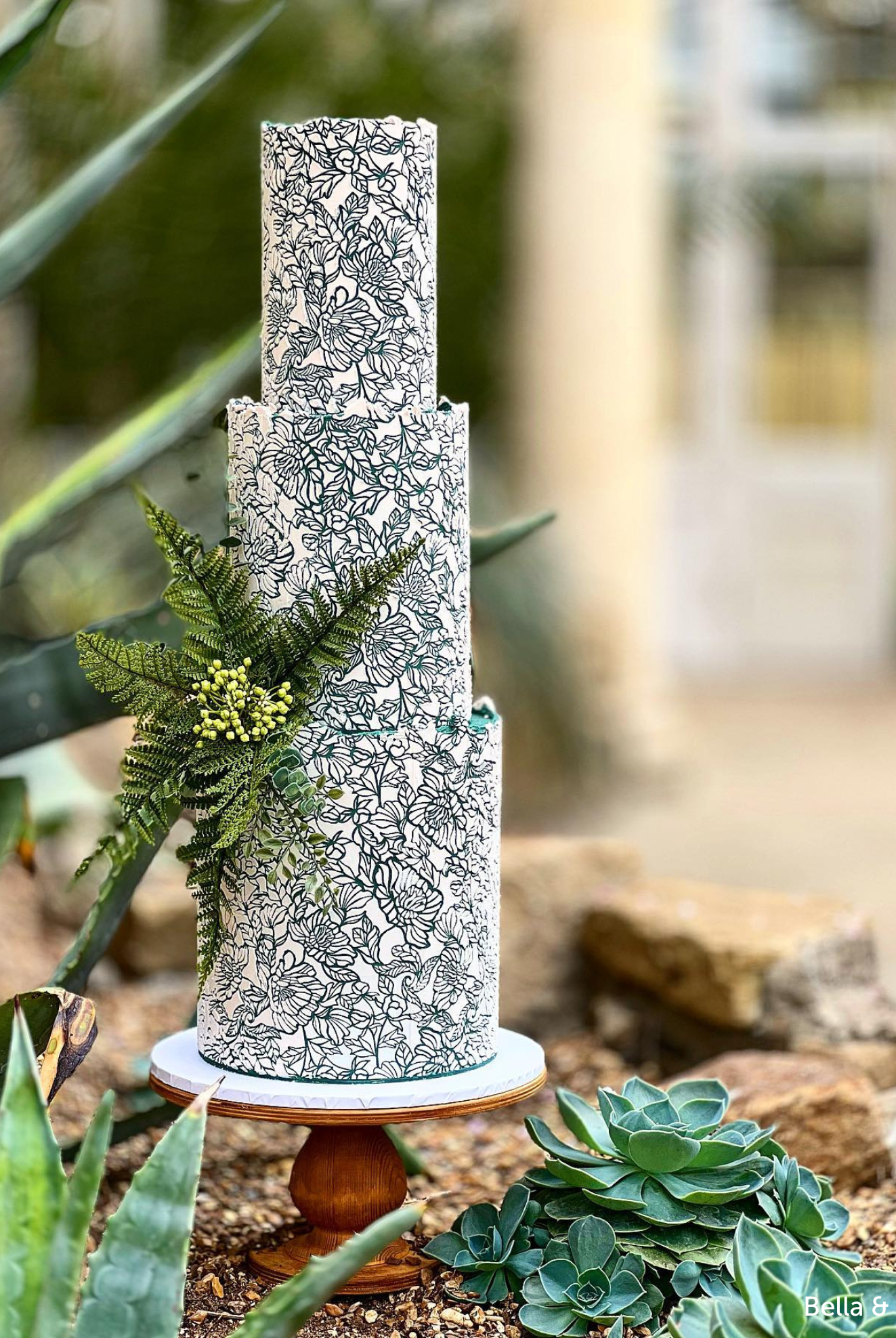 The Teardrop Scandinavian birch stand - Prop Options