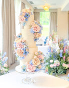 Acrylic Pedestal Cake stand with Multi-tiered cake 