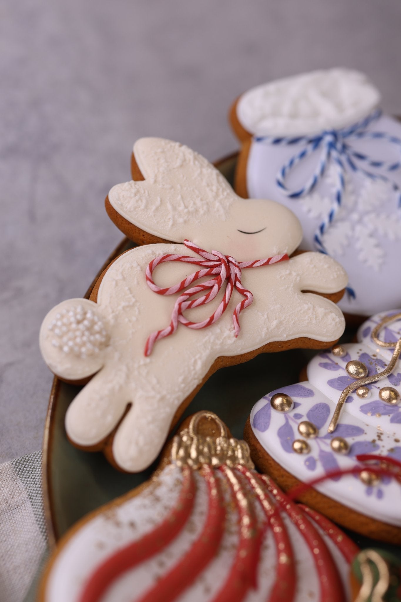Bunny cookie decorated with the bow stencil