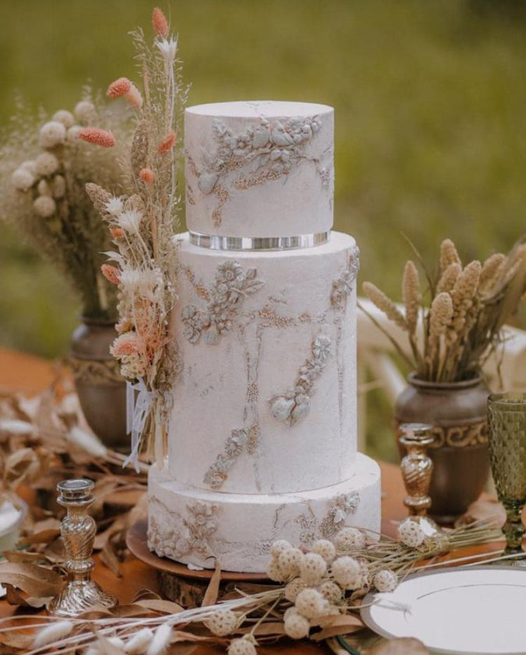Stunning autumn themed cake using Prop Options ultra-polished acrylic cake separators - dried flowers table display